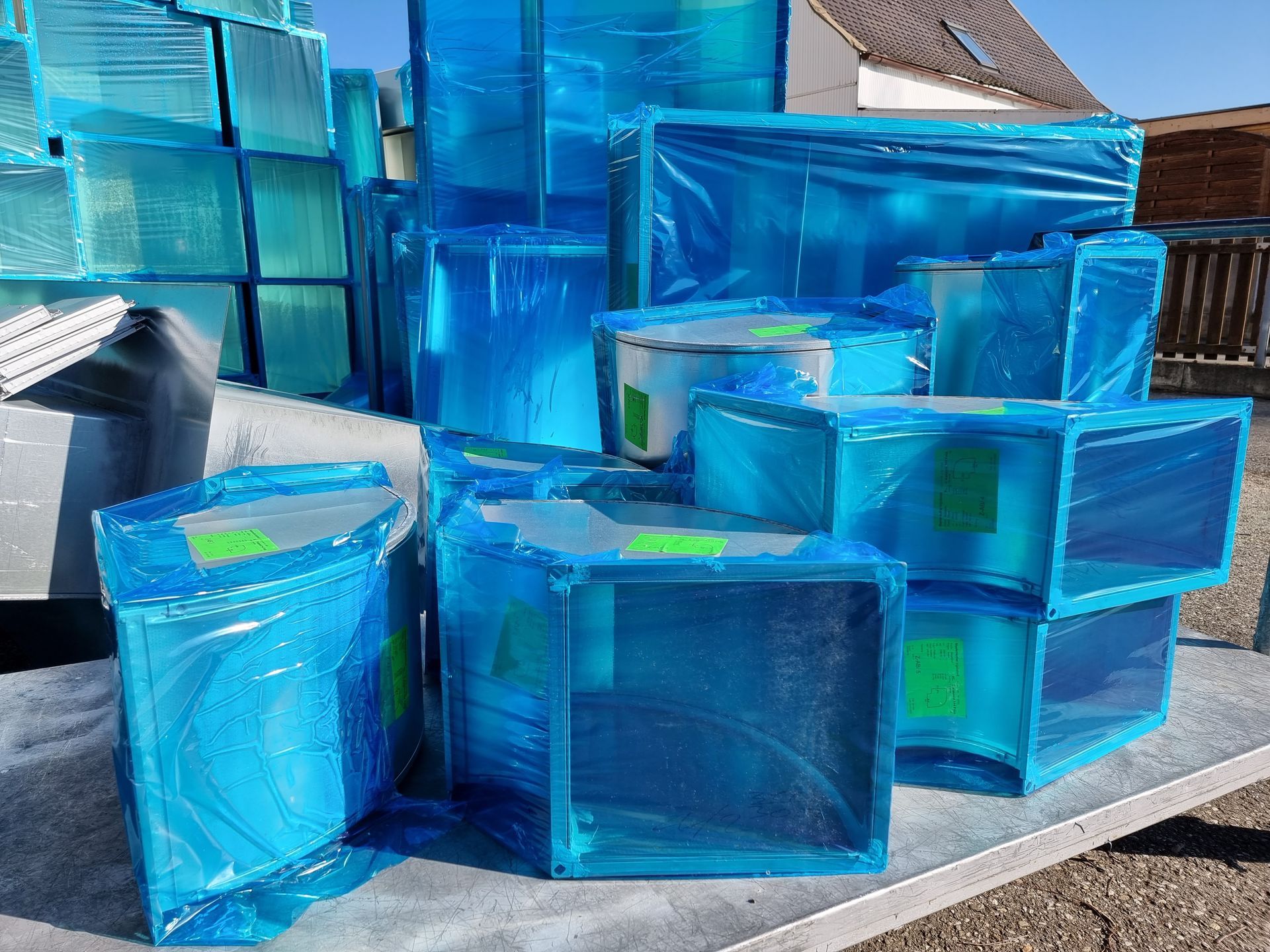 Folierte Einzelteile von Lüftungskanälen