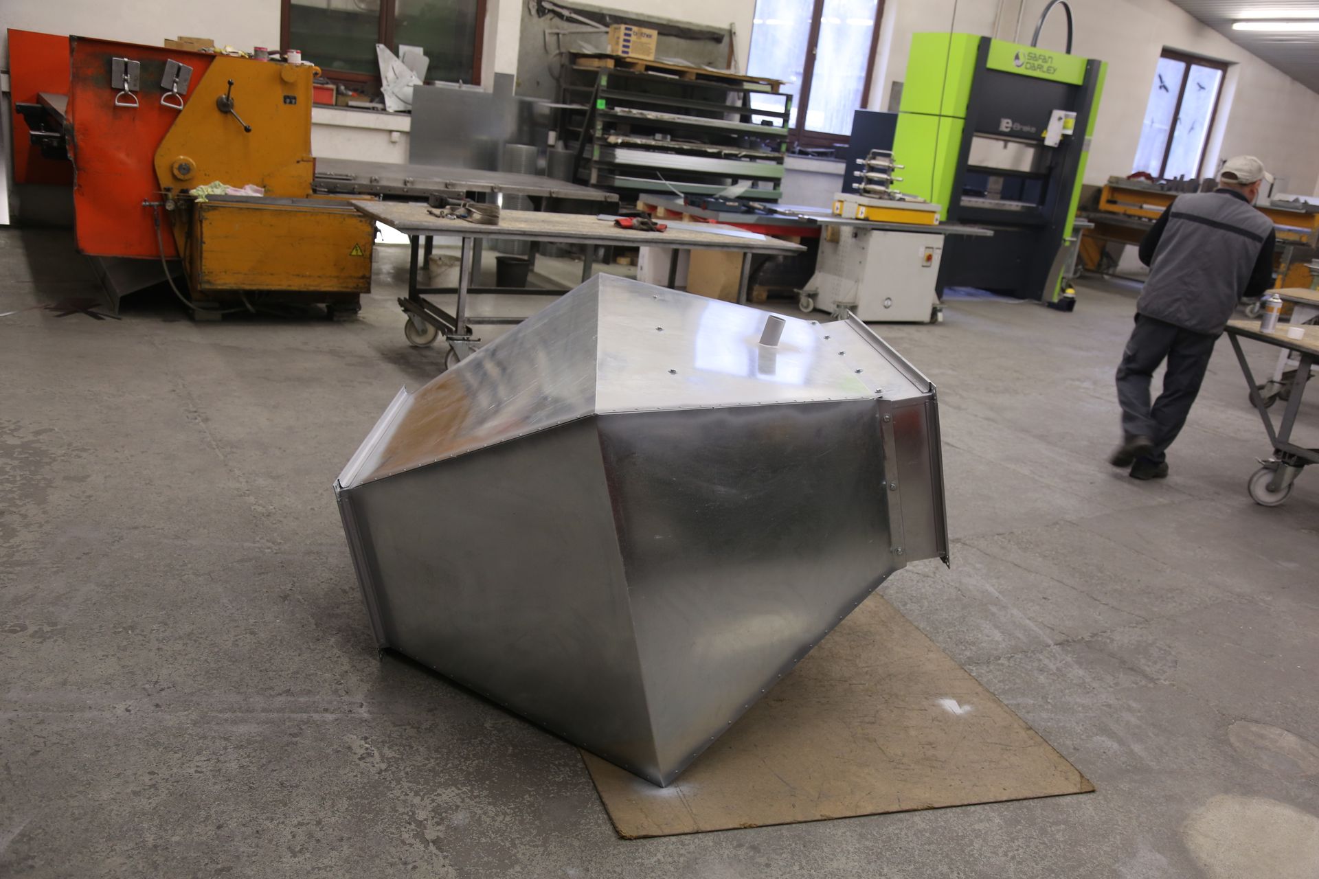 Eine Deflektorhaube liegt auf der Seite im Werk