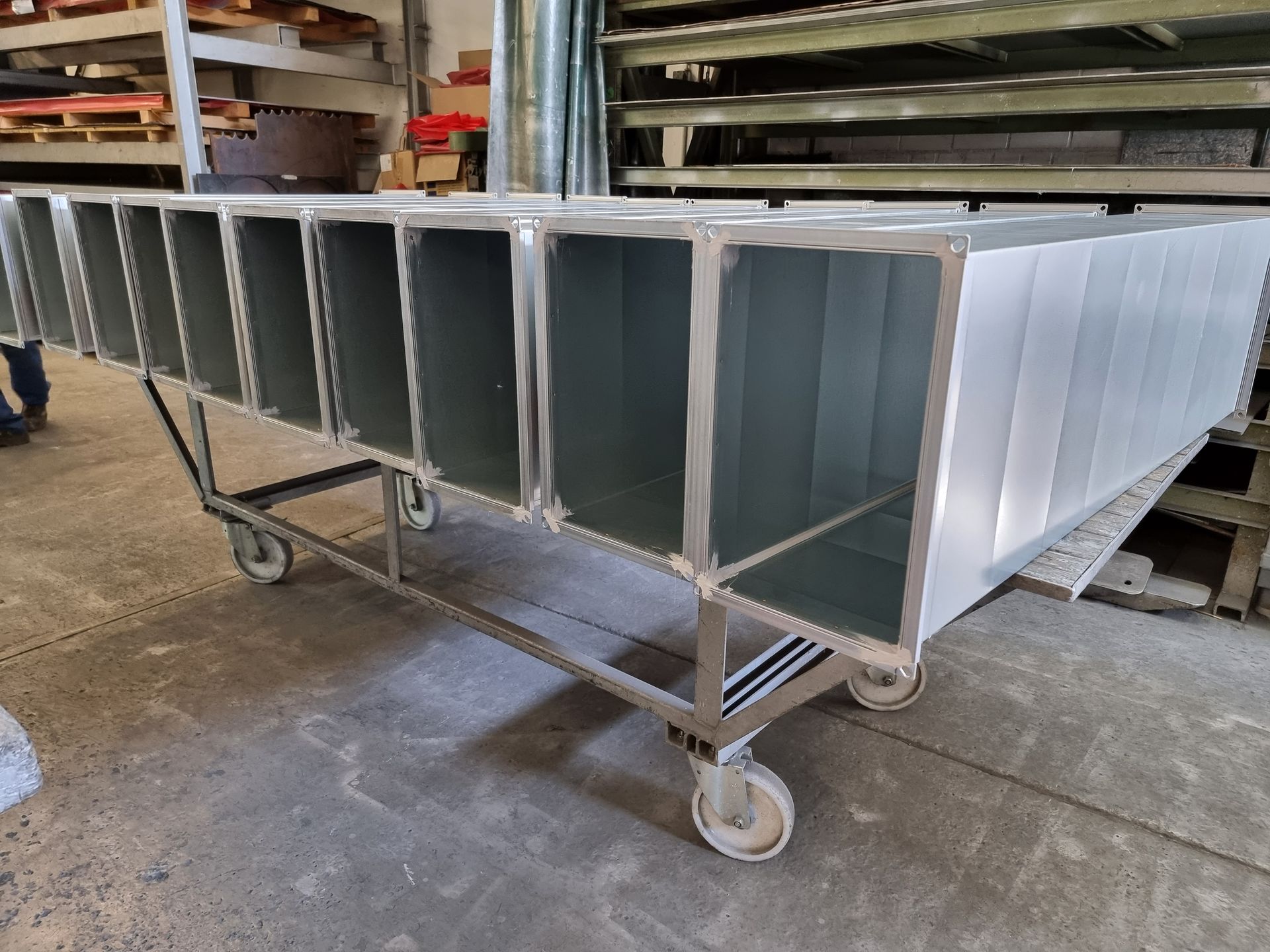 Mehrere Lüftungskanäle liegen nebeneinander