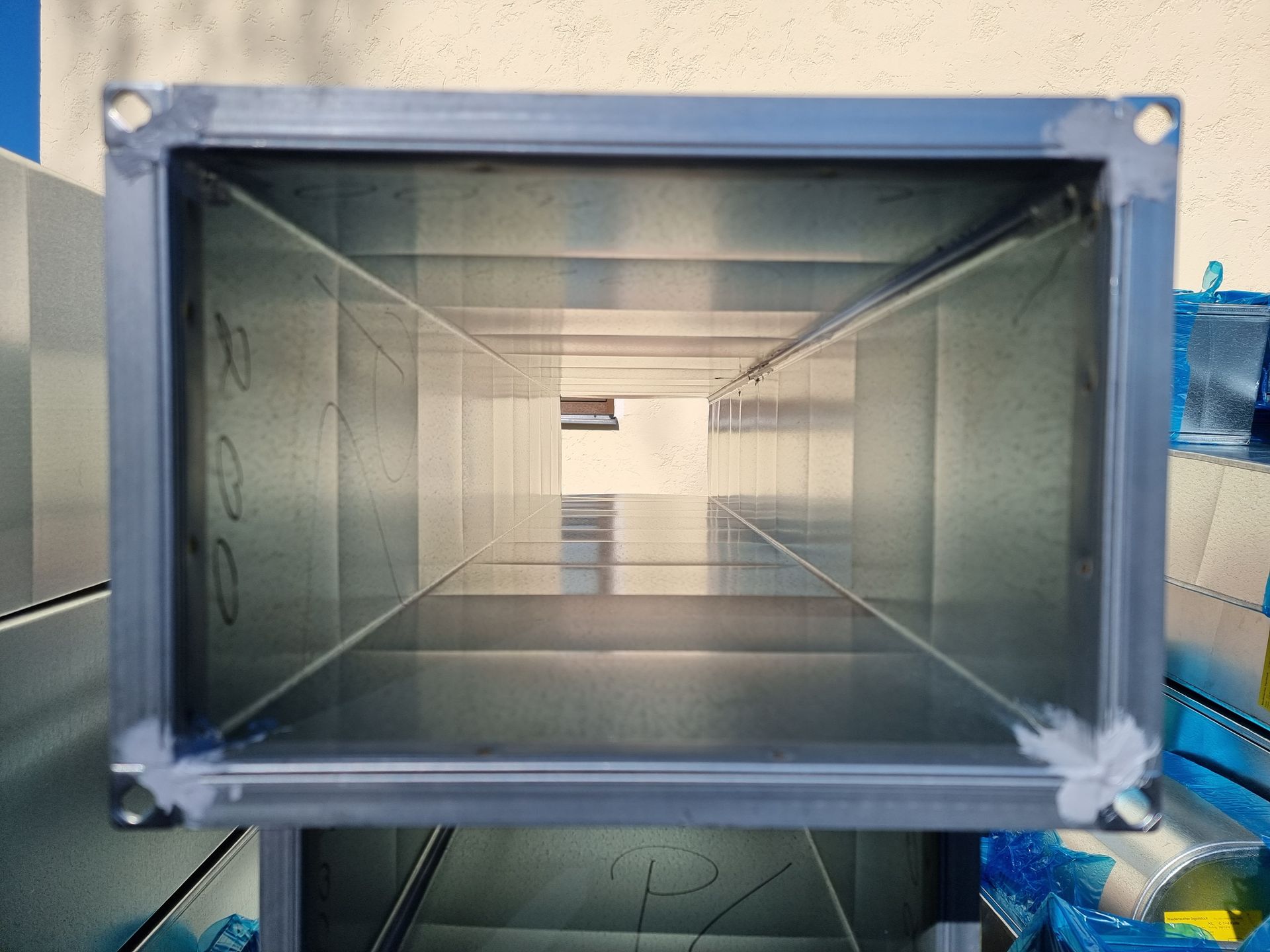 Ein langer Lüftungskanal liegt quer