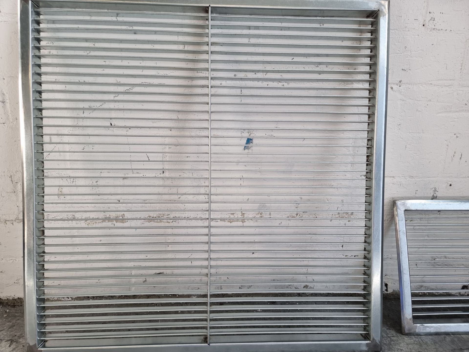 Wetterschutzgitter mit geraden Lamellen