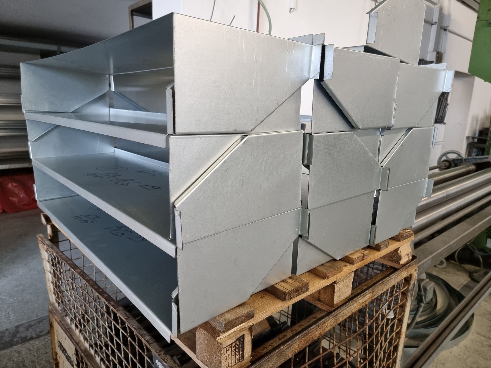 Gekantete Blechteile liegen übereinander