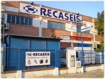 Un edificio con un cartel que dice 'recases'