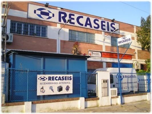 Un edificio con un cartel que dice 'recases'