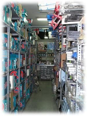 Un almacén lleno de muchos estantes y cajas.