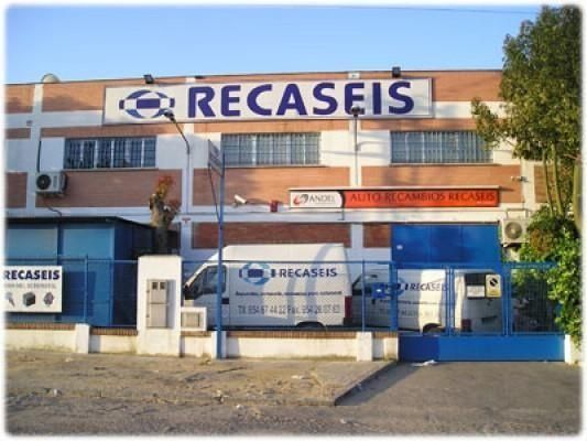 Un edificio con un cartel que dice 'recases'