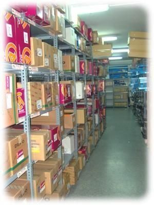 Un almacén lleno de muchas cajas en estantes.
