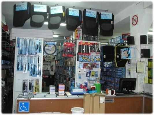 Una tienda con un cartel para discapacitados en el mostrador