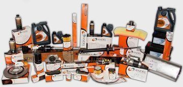 Un montón de diferentes tipos de piezas de automóviles están colocadas una encima de otra sobre una mesa.