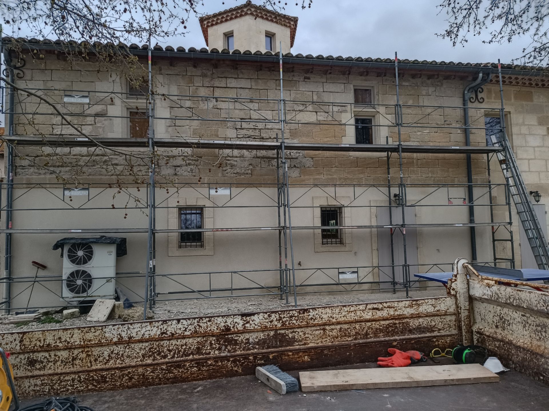 Ravallement de façade avant