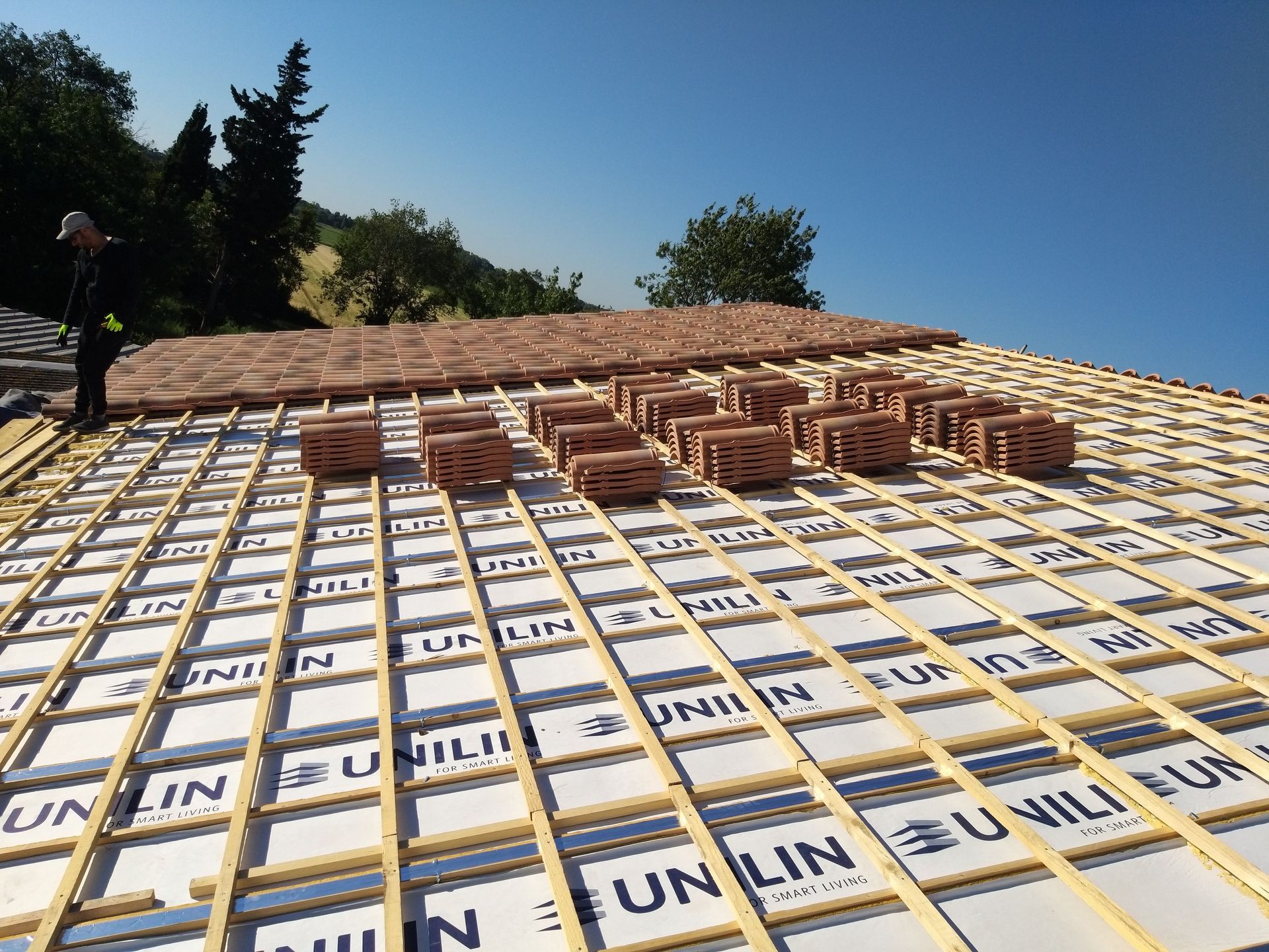 Installation de la couverture avec des panneaux trilatte