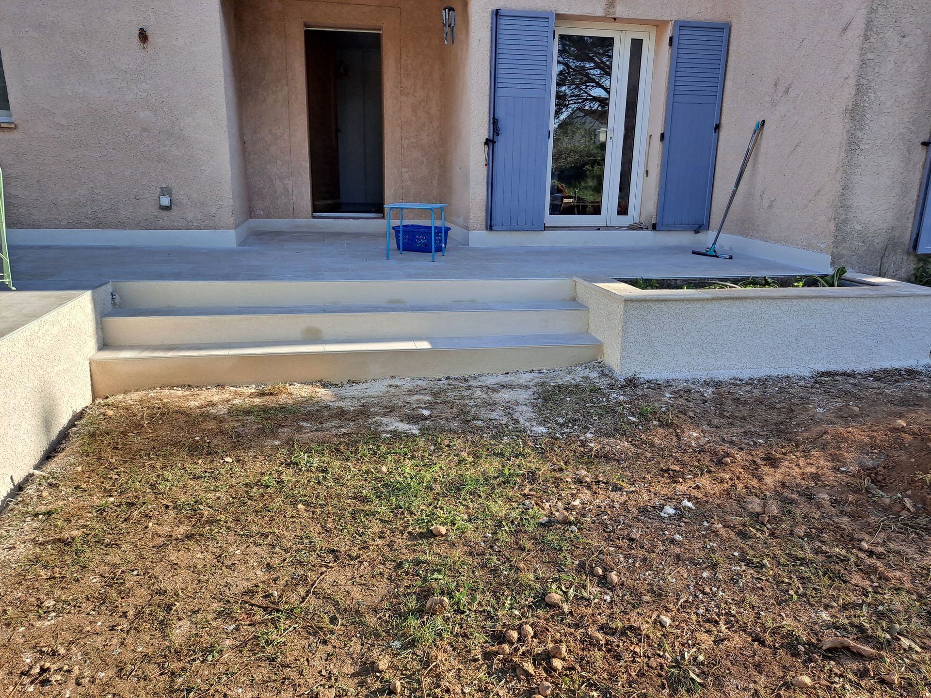 Terrasse avec jardinière finie