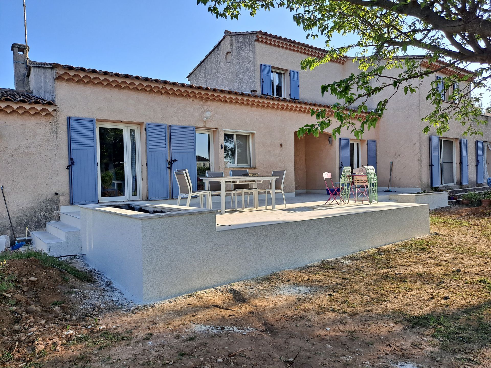 Création d'une terrasse avec jardinière