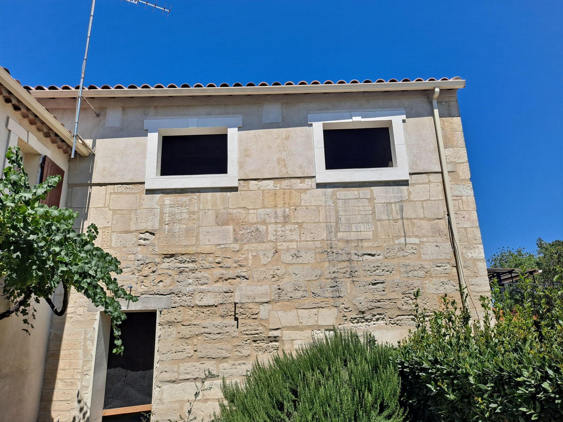 Overture dans la façade avec parement en pierre