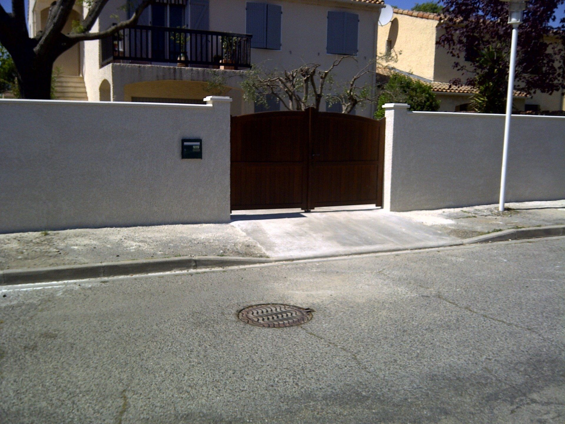 Mur de clôture avec portail noir