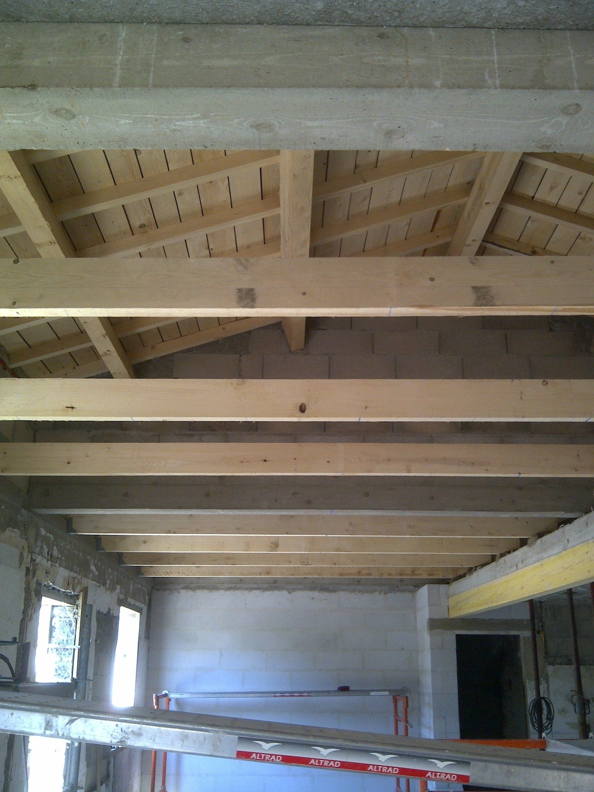Mise en place d'une nouvelle charpente et de poutres