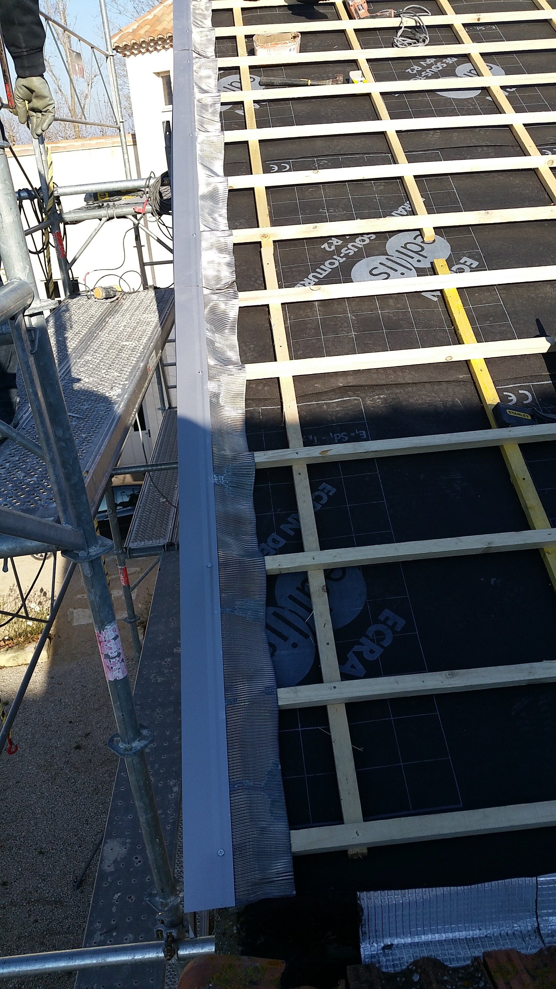 Ajout des tuiles sur la nouvelle structure, autre partie