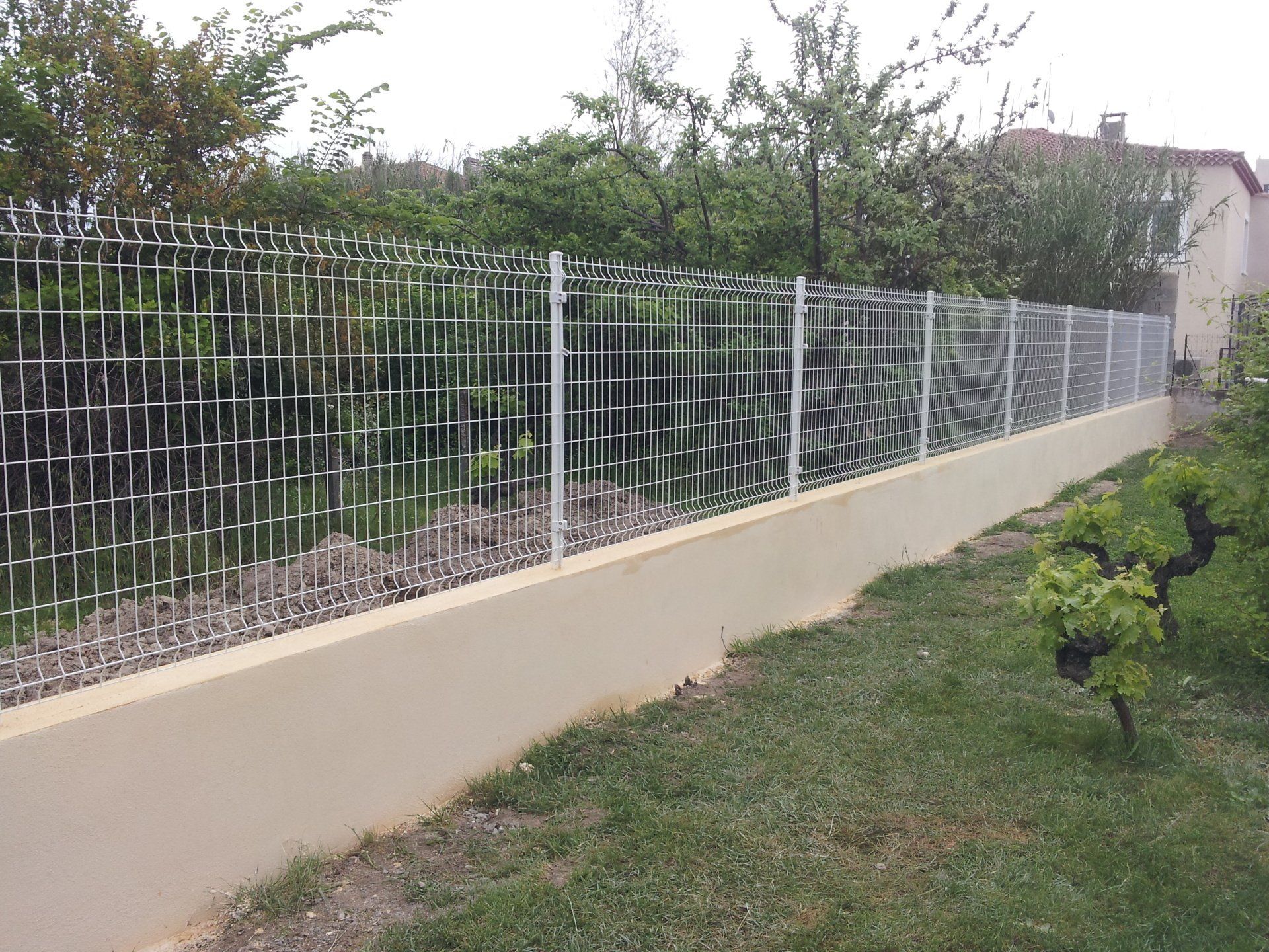 Clôture en grillage blanc
