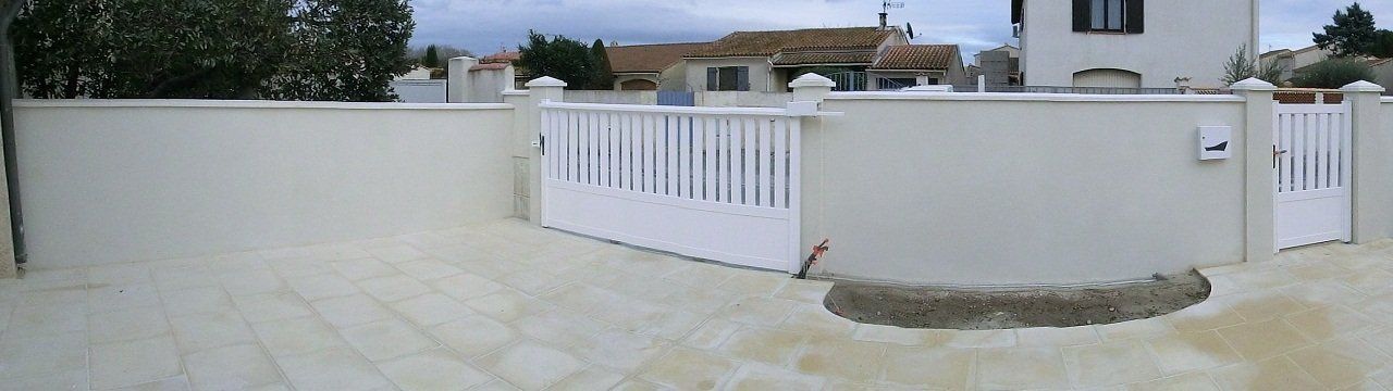 Mur de clôture avec portail blanc