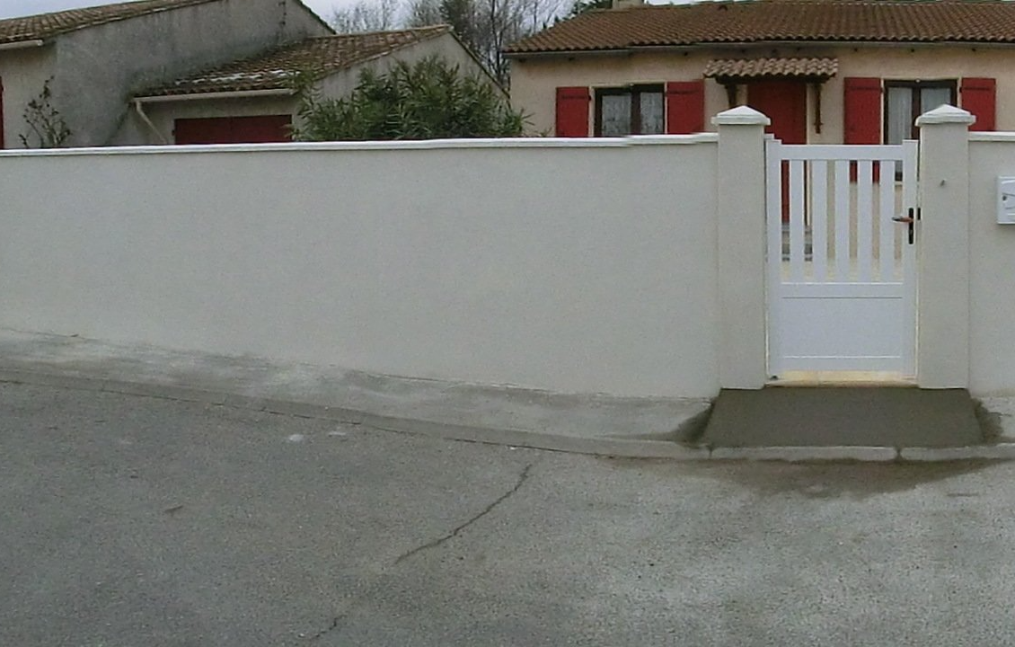 Mur de clôture avec portillon