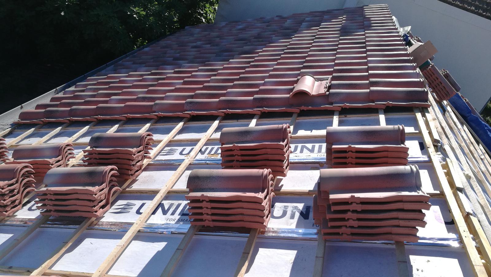 Pose de nouvelles tuilles roses