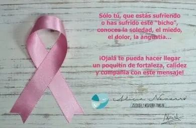 Mujer sonriendo en una calle soleada con el texto “Seis hábitos para cultivar la felicidad”