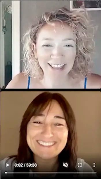 Mujer sonriendo en una calle soleada con el texto “Seis hábitos para cultivar la felicidad”