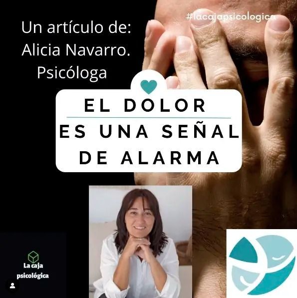 Mujer sonriendo en una calle soleada con el texto “Seis hábitos para cultivar la felicidad”