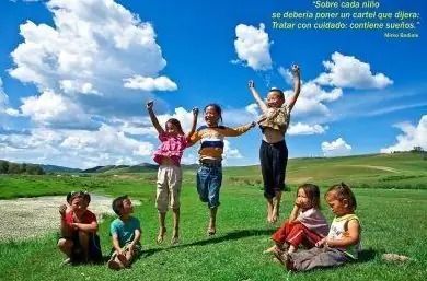 Mujer sonriendo en una calle soleada con el texto “Seis hábitos para cultivar la felicidad”