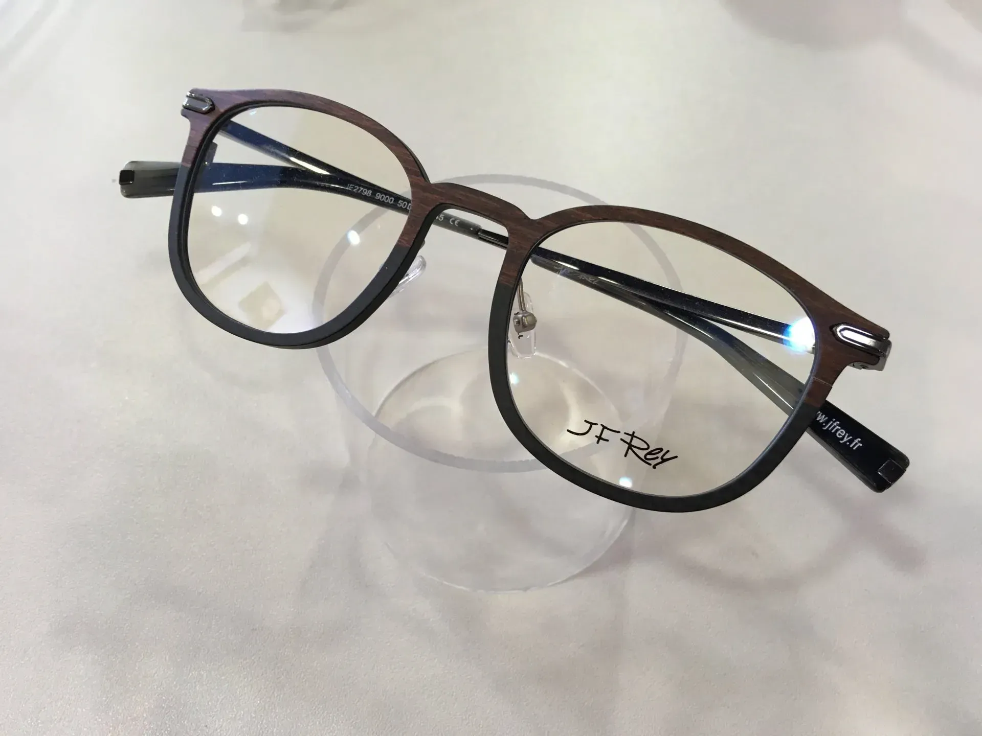 Lunette sur fonc blanc