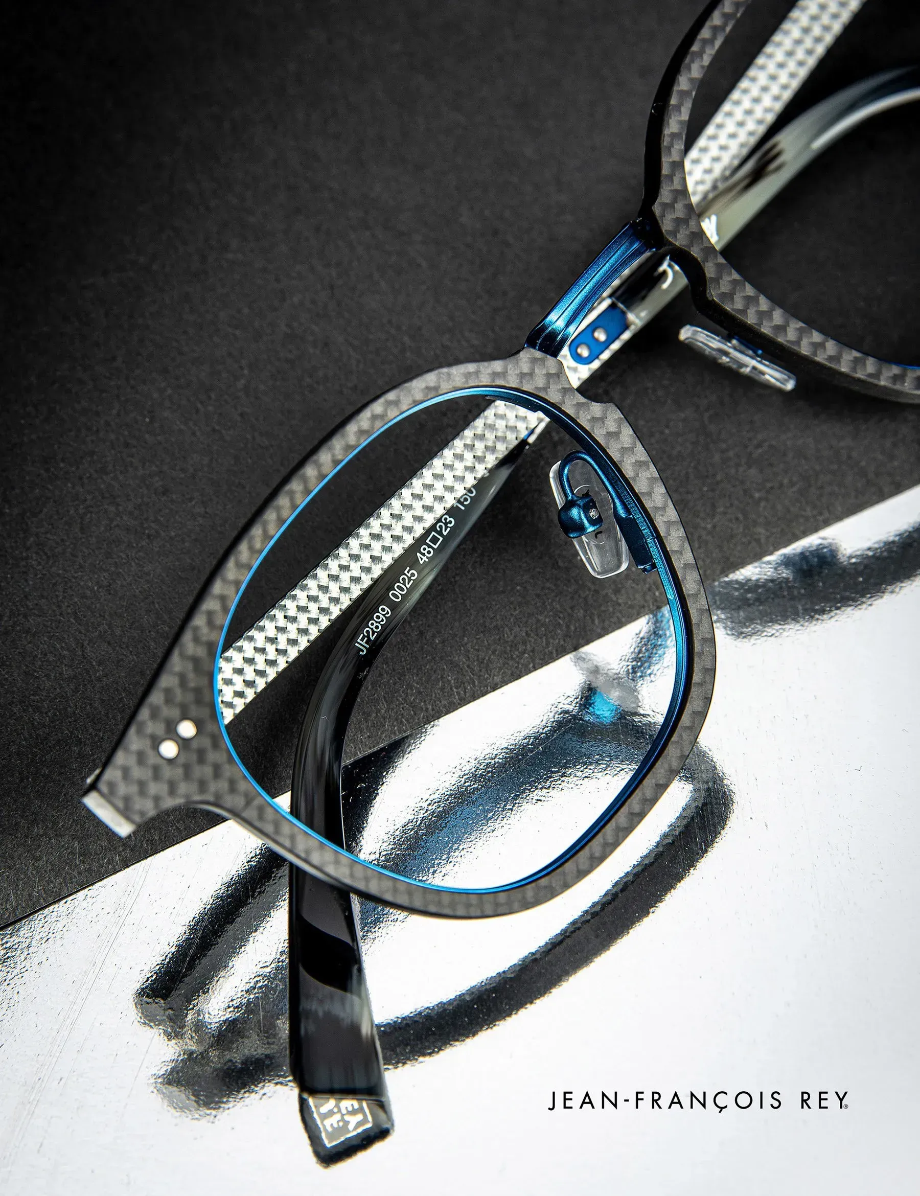 Lunette sur fond noir