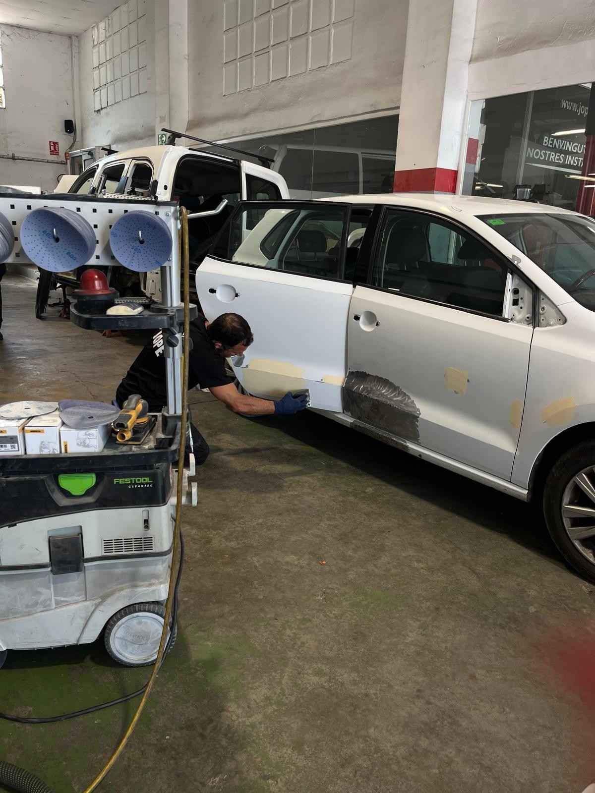 Primer plano de la parte trasera de un coche azul