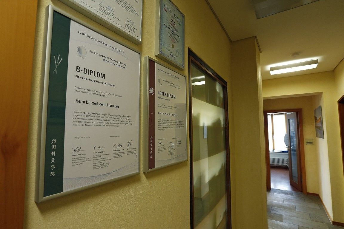 Wand mit Zertifikaten