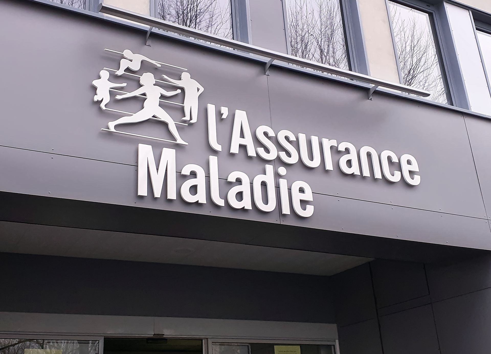 Une façade avec l'enseigne de l'Assurance Maladie