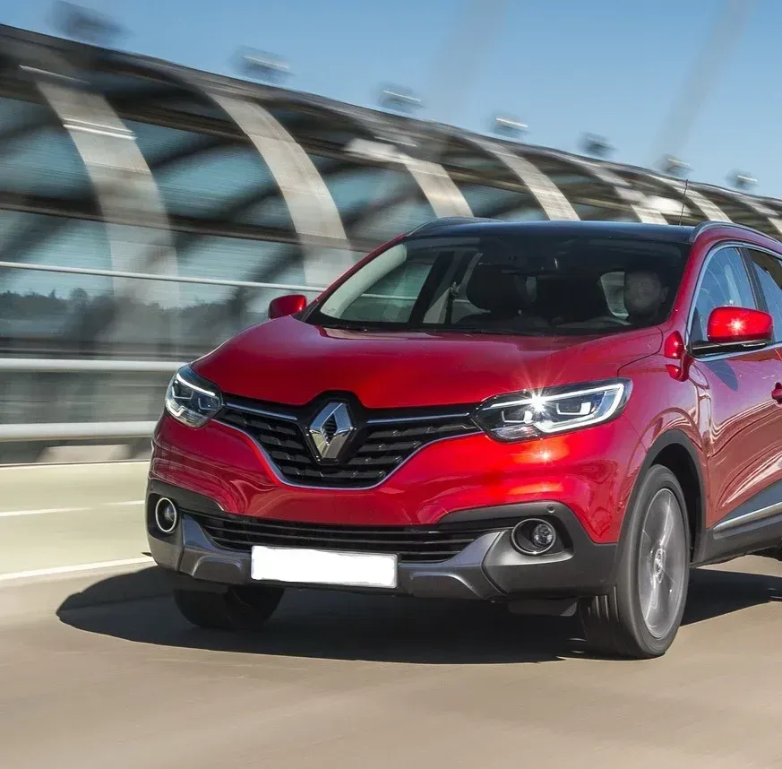 Une Renault Kadjar rouge vue de face