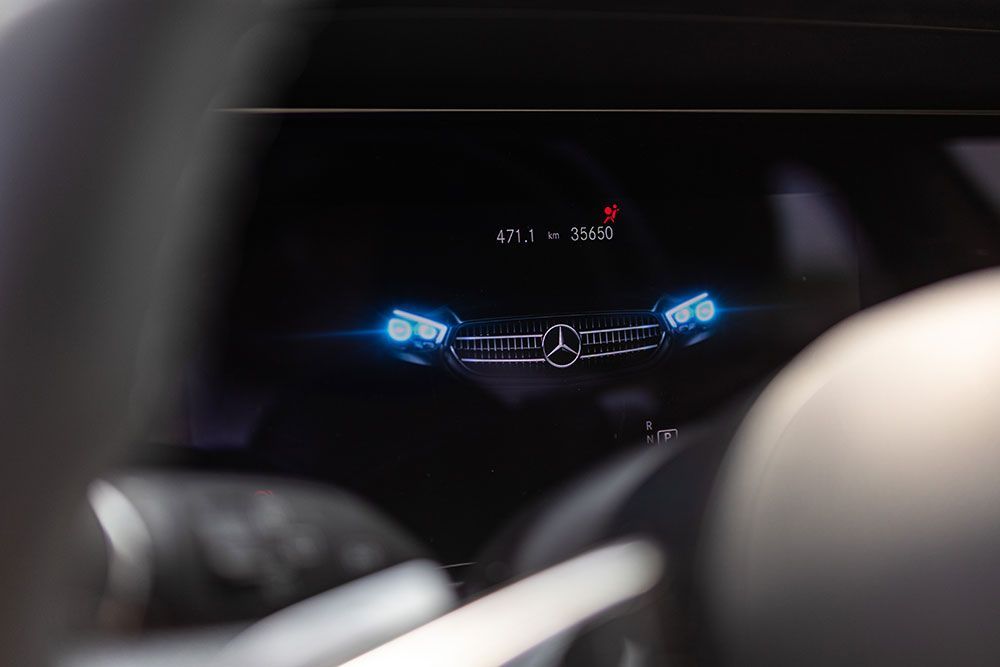 Eine Nahaufnahme eines Armaturenbretts mit einem Mercedes-Logo darauf.