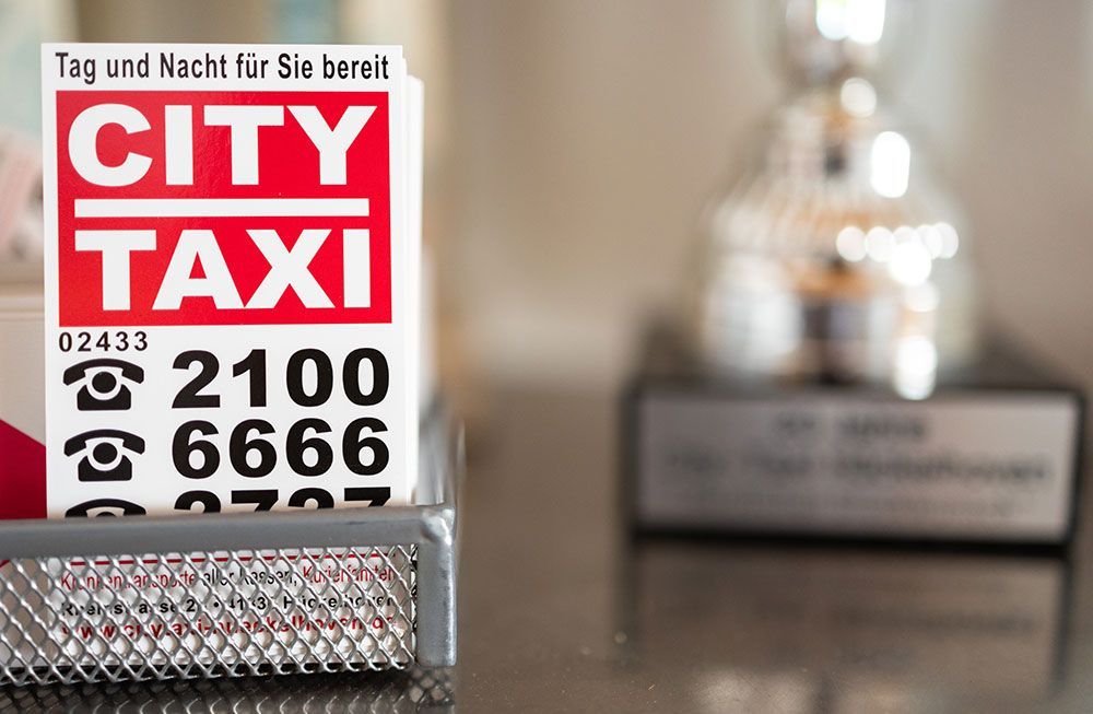 Ein Stadttaxischild steht auf einem Tisch