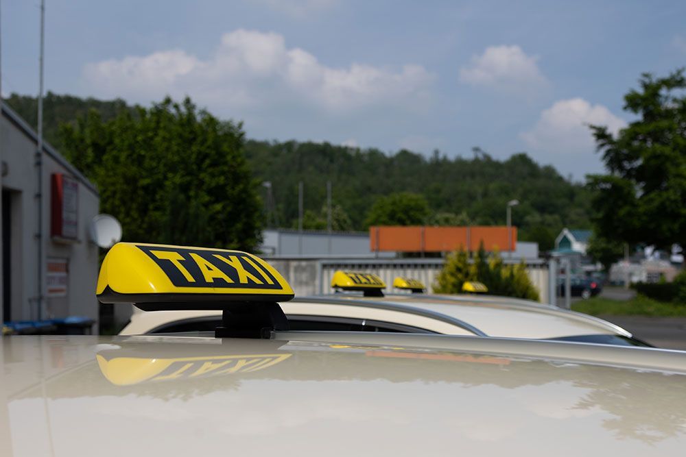 Ein Taxischild befindet sich auf dem Dach eines Autos