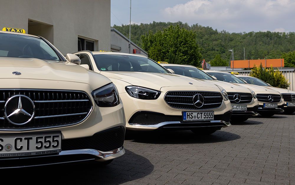 Eine Reihe von Mercedes-Benz-Autos stehen auf einem Parkplatz