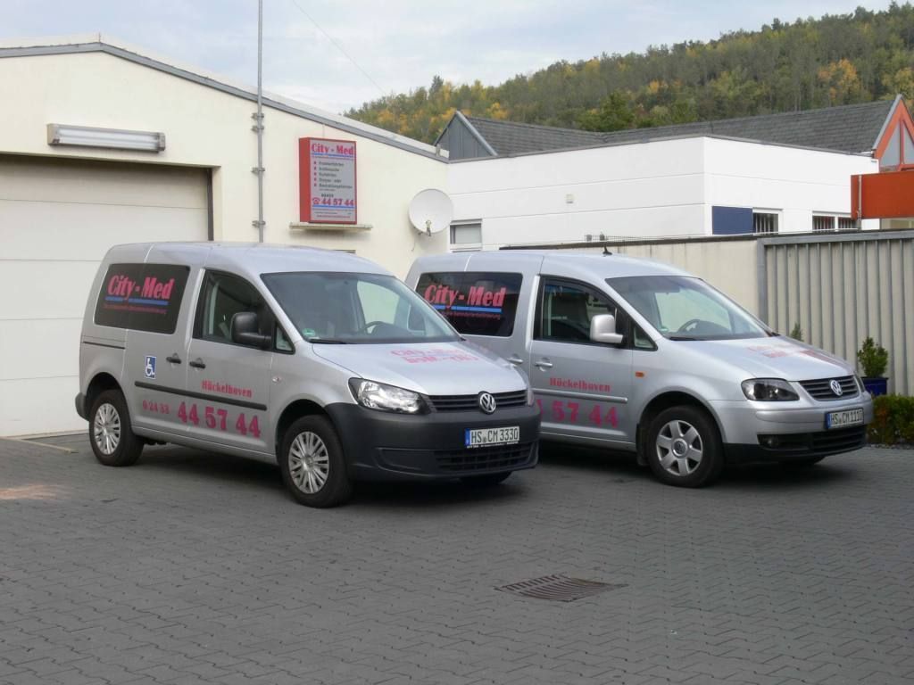 Zwei Volkswagen Transporter stehen vor einem Gebäude