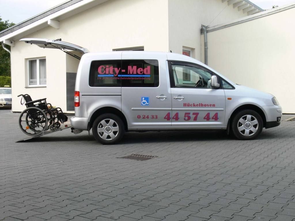 Ein City-Med-Van mit einem daran befestigten Rollstuhl
