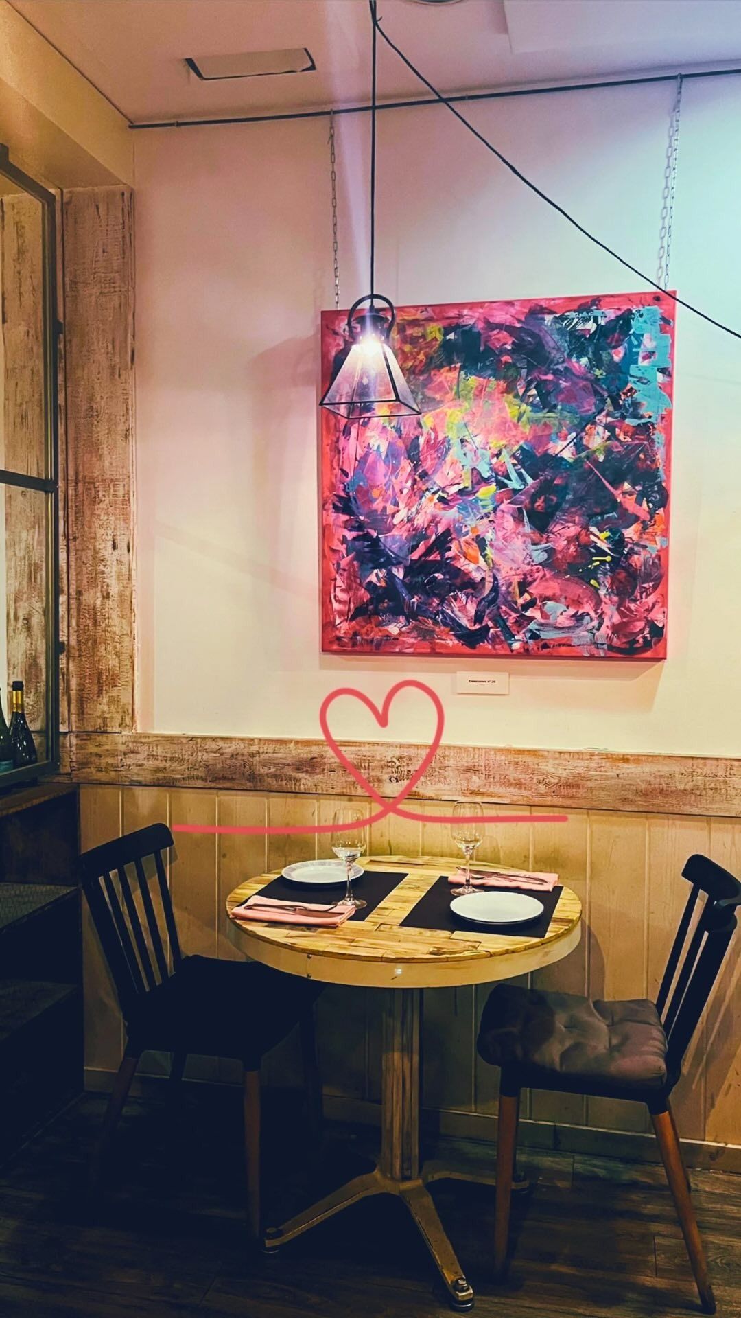 Una pequeña mesa de café para dos personas