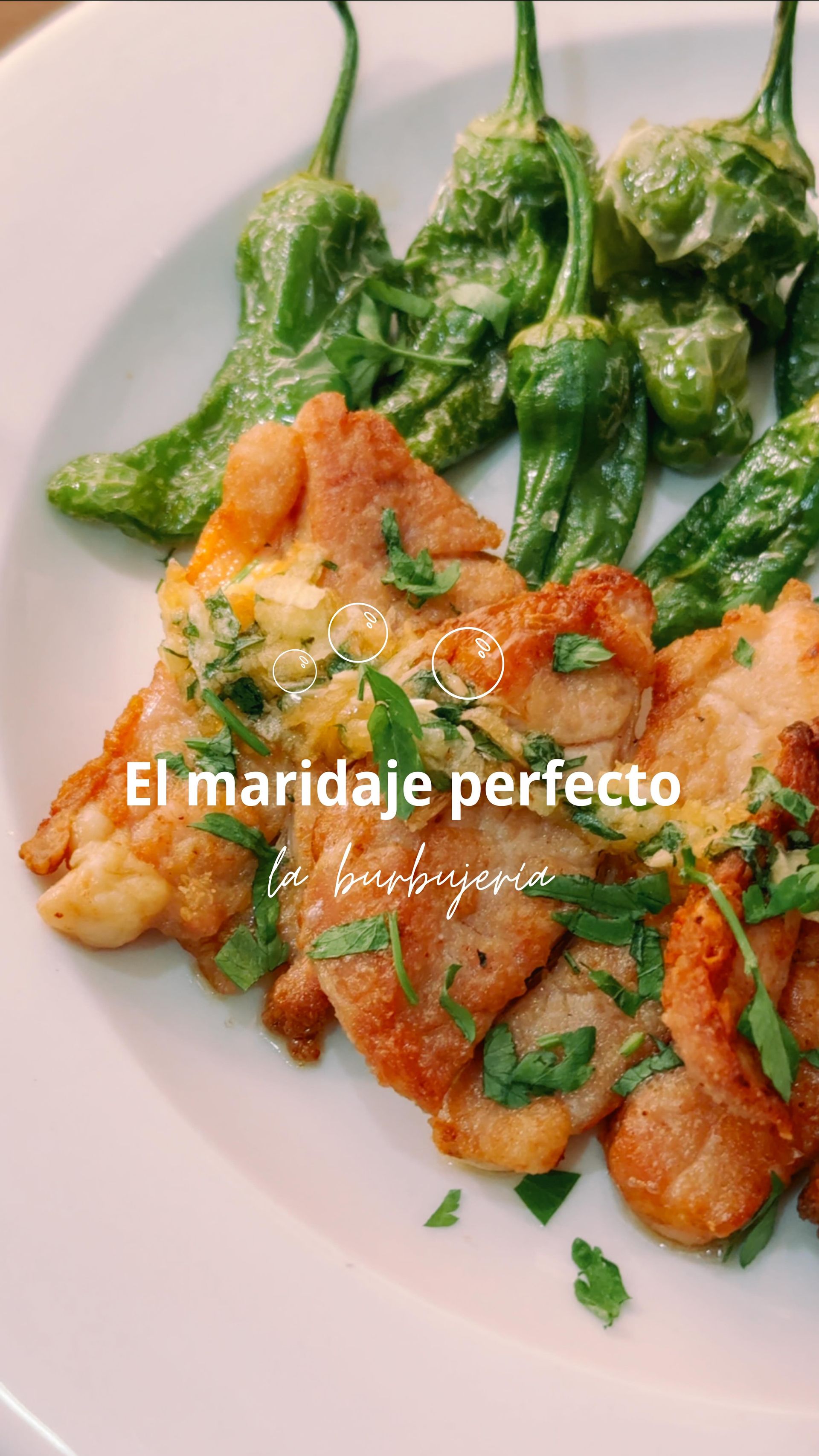 Plato de pimientos verdes y pechuga dorada con texto “El maridaje perfecto”