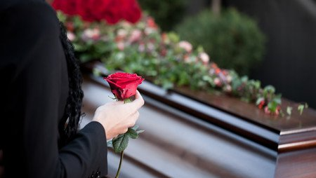 Cercueil recouvert de fleurs