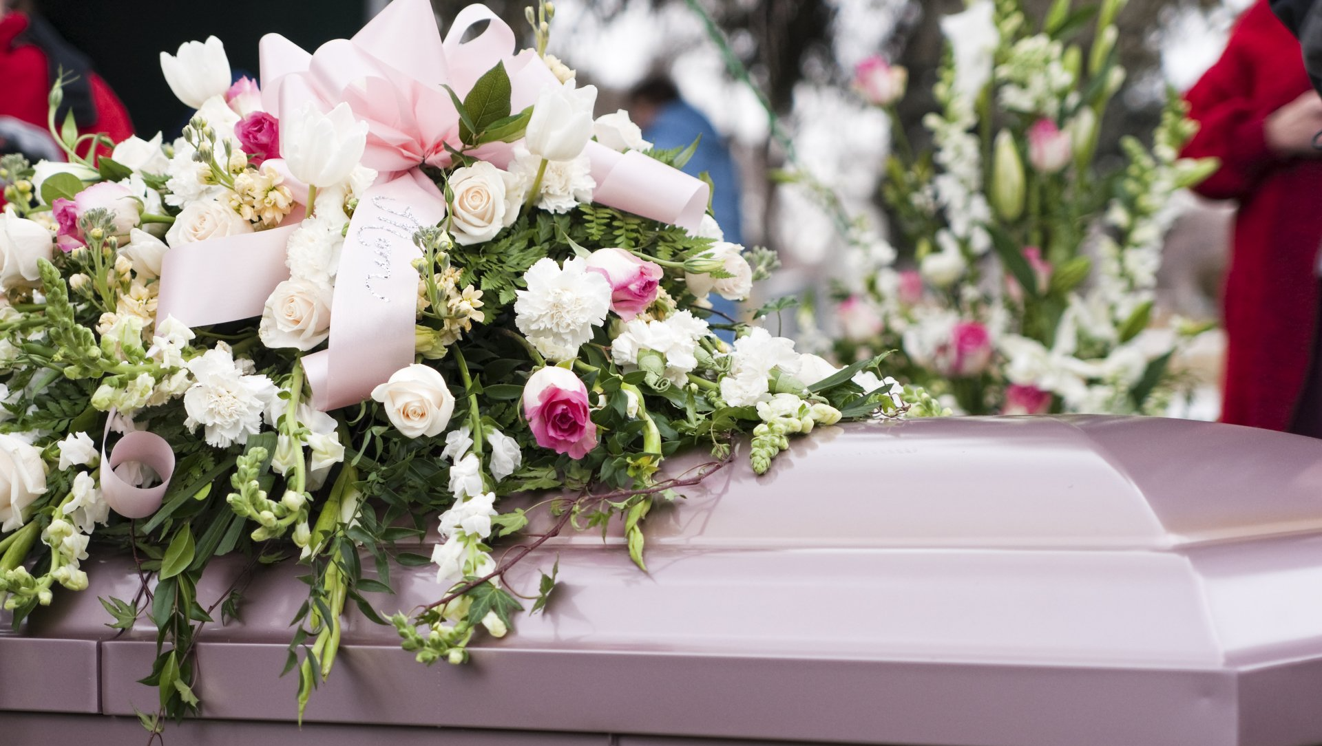 Gerbe de fleurs  blanches et roses avec nœud sur cercueil