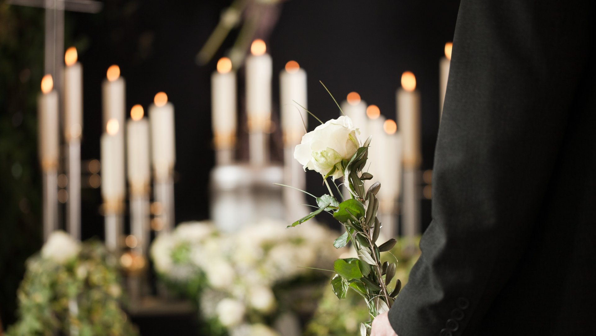 Cérémonie, rose blanche et bougies allumées