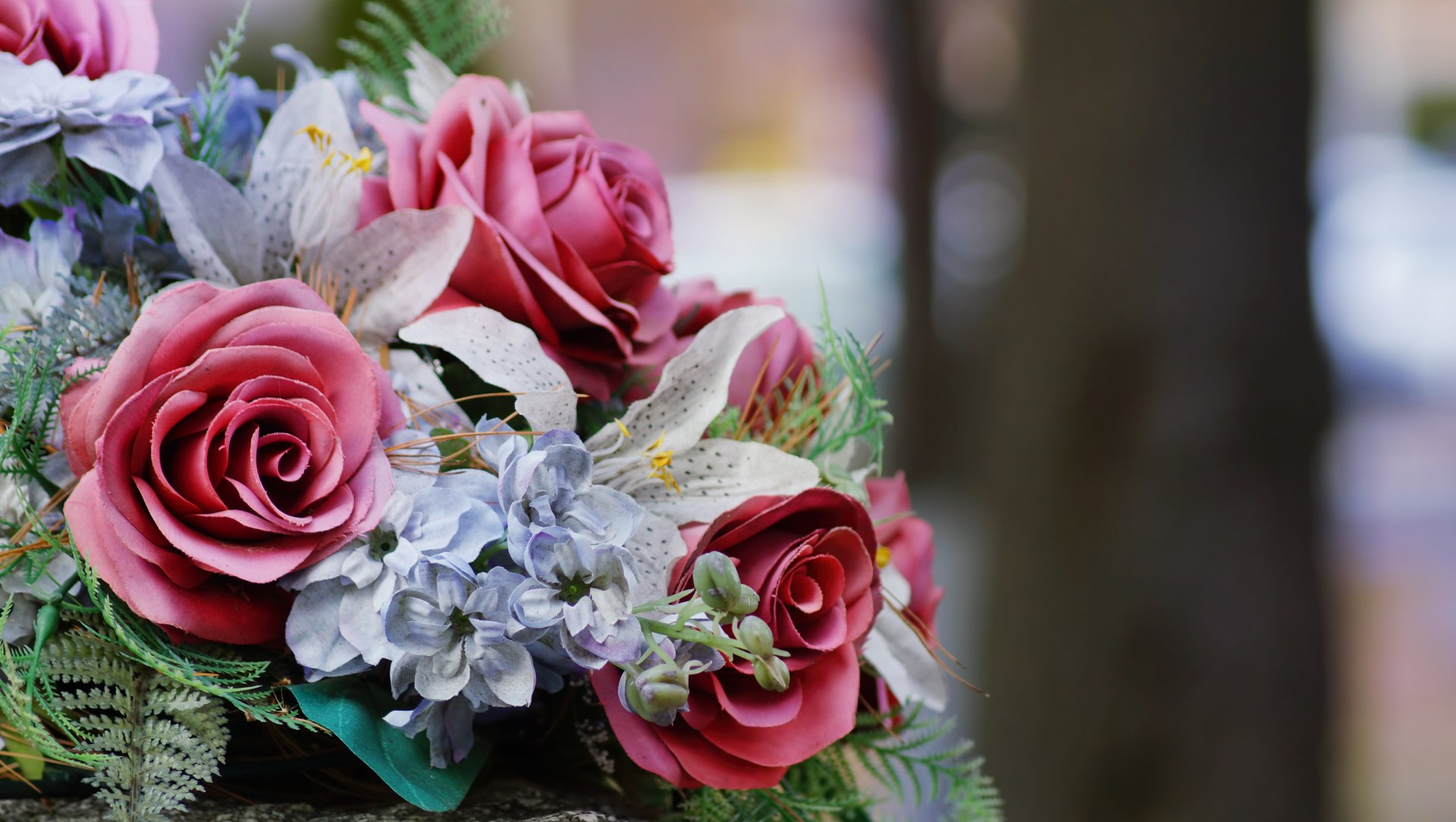 Fleurs synthétiques sur tombe
