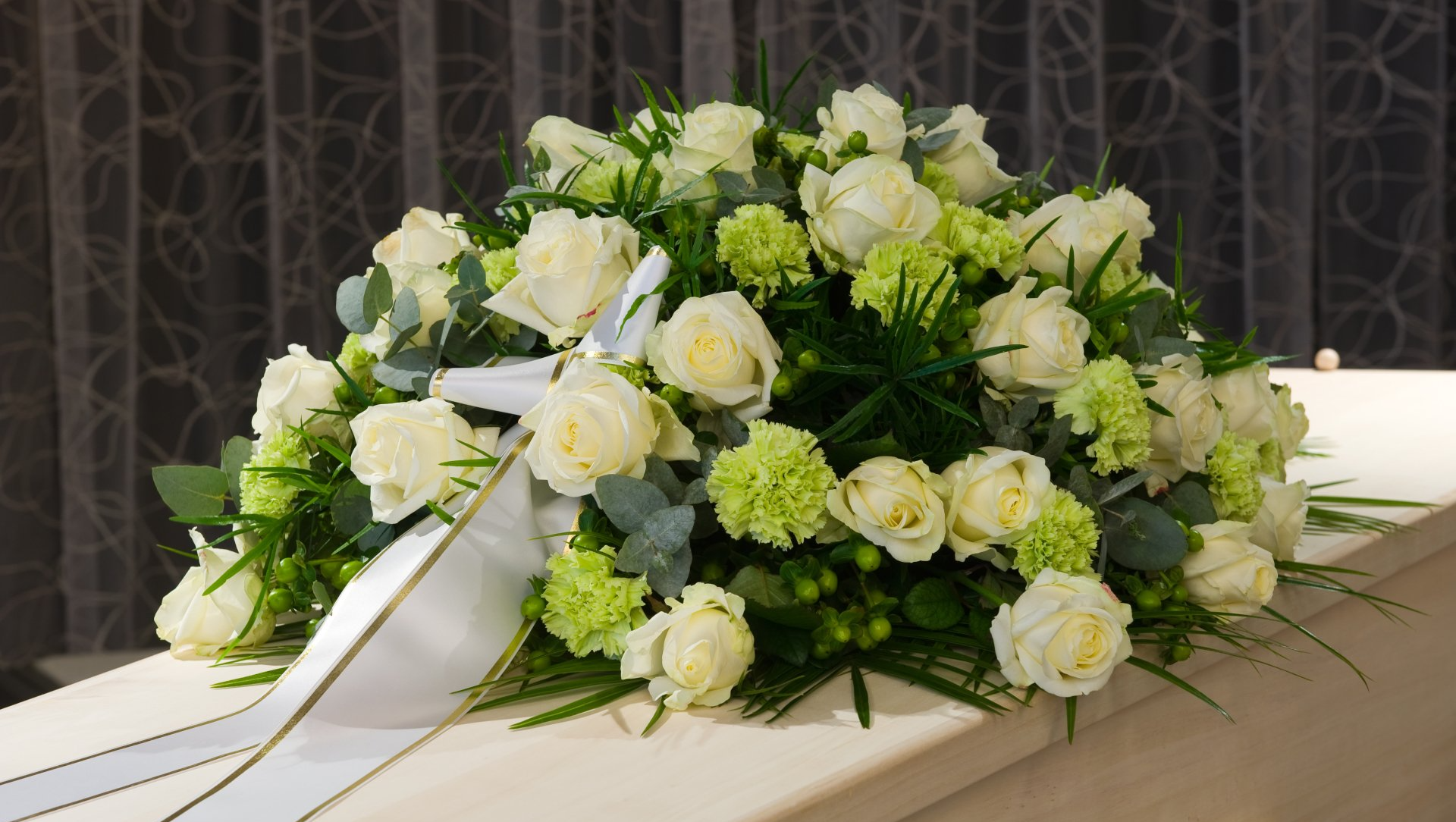 Gerbe de fleurs roses blanches