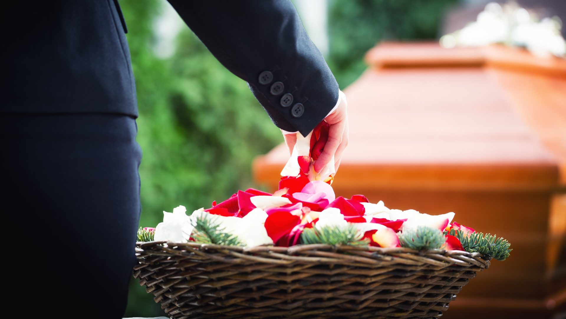 Panier de pétales de rose à déposer sur le cercueil