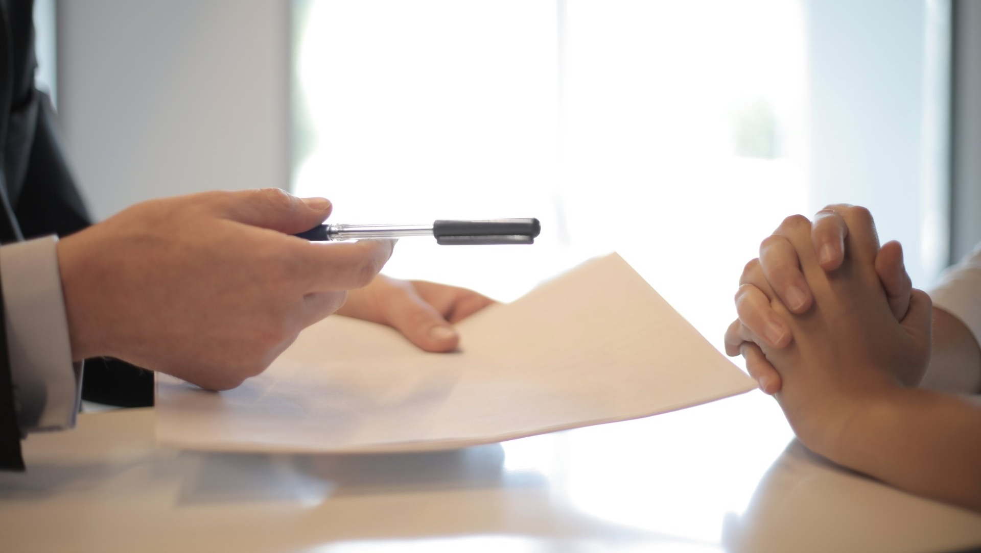 Deux personnes signant un contrat